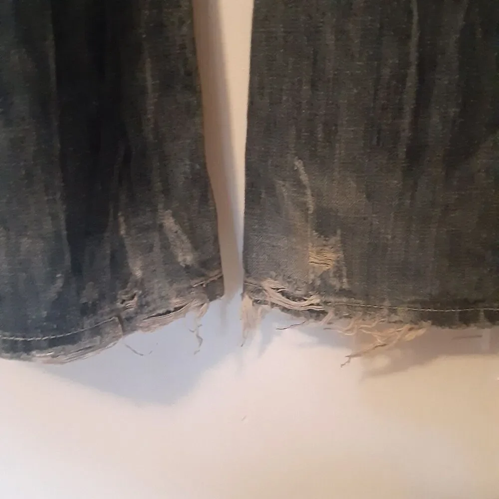 Carbon Black distressed has